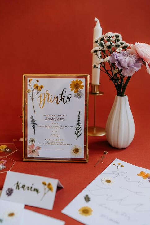 Das Bild zeigt ein Getränkemenü zum Thema "Dried Flowers"