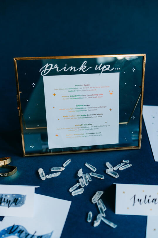 Das Bild zeigt ein Getränkemenü für eine Hochzeit zum Thema "Celestial magic"