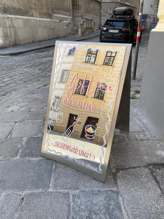 Das Bild zeigt ein bemaltes Spiegel-Schild