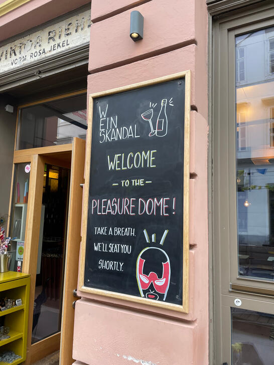 Das Bild zeigt eine bemalte Tafel