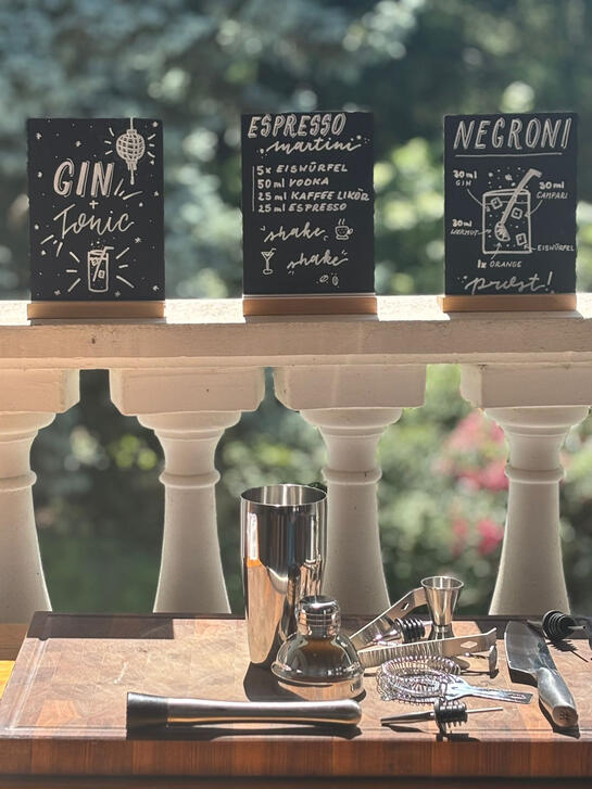 Das Bild zeigt Menüs auf Kreidetafeln.