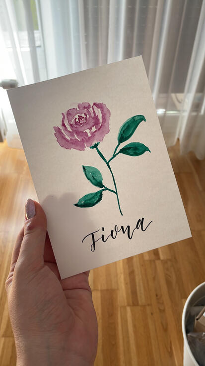 Das Bild zeigt eine gemalte Geburtsblume und den Namen "Fiona"